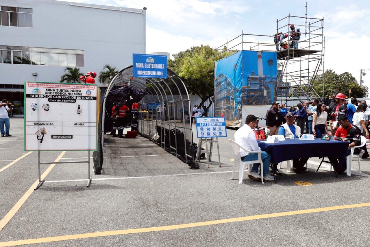 Demostración de ejercicios de brigadas de emergencia.