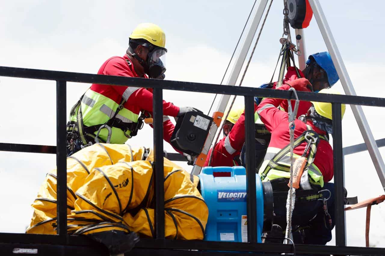 Demostración de ejercicios de brigadas de emergencia.
