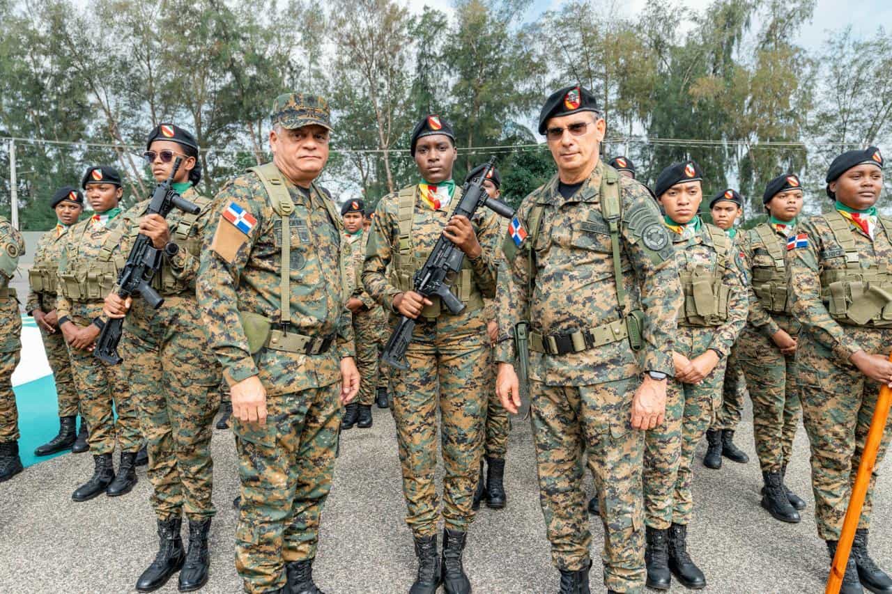 El ministro de Defensa, teniente general Carlos Antonio Fernández Onofre, y el comandante general del Ejército, mayor general Jorge Iván Camino Pérez entregan fusil a miembro del Ejército.