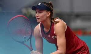 Elena Rybakina sufre para ganar en su estreno en Madrid