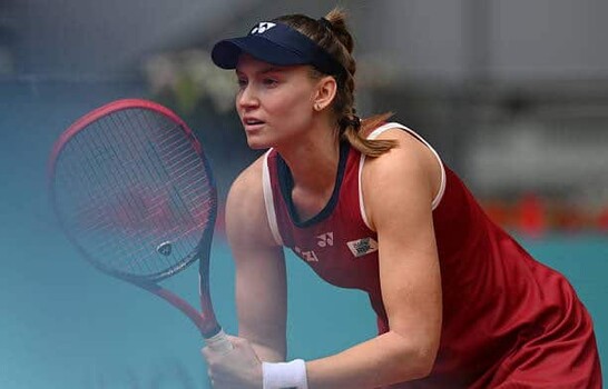 Elena Rybakina sufre para ganar en su estreno en Madrid