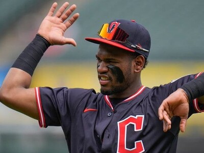 Ángel Martínez, con dos jonrones, lidera a Guardianes sobre Azulejos