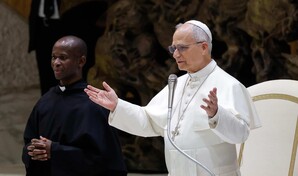 León XIV pide formar el pensamiento crítico de los jóvenes ante el asedio de estímulos