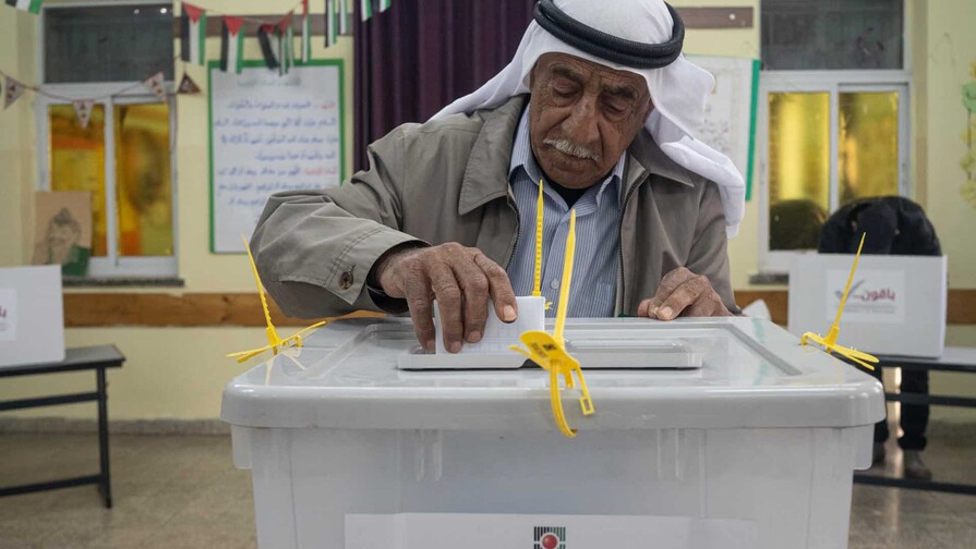 Palestinos de distintas regiones votan en primeras elecciones desde la guerra en Gaza