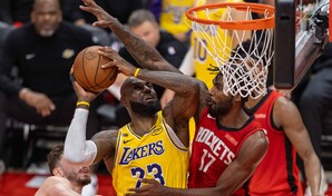 LeBron lidera la remontada de los Lakers y hace m&aacute;s dulce la espera de Doncic
