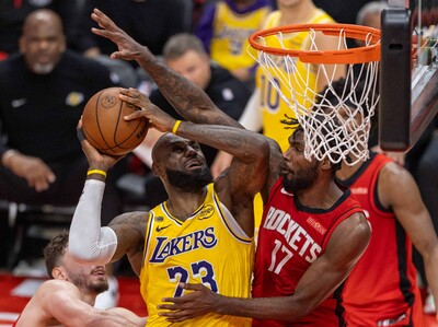 LeBron lidera la remontada de los Lakers