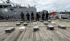 Persecuci&oacute;n mar&iacute;tima culmina con decomiso de 450 paquetes de droga y arresto de cuatro venezolanos