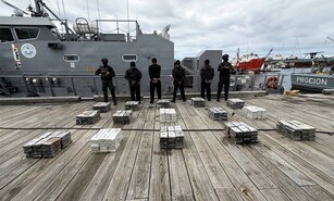 Persecuci&oacute;n mar&iacute;tima culmina con decomiso de 450 paquetes de droga y arresto de cuatro venezolanos