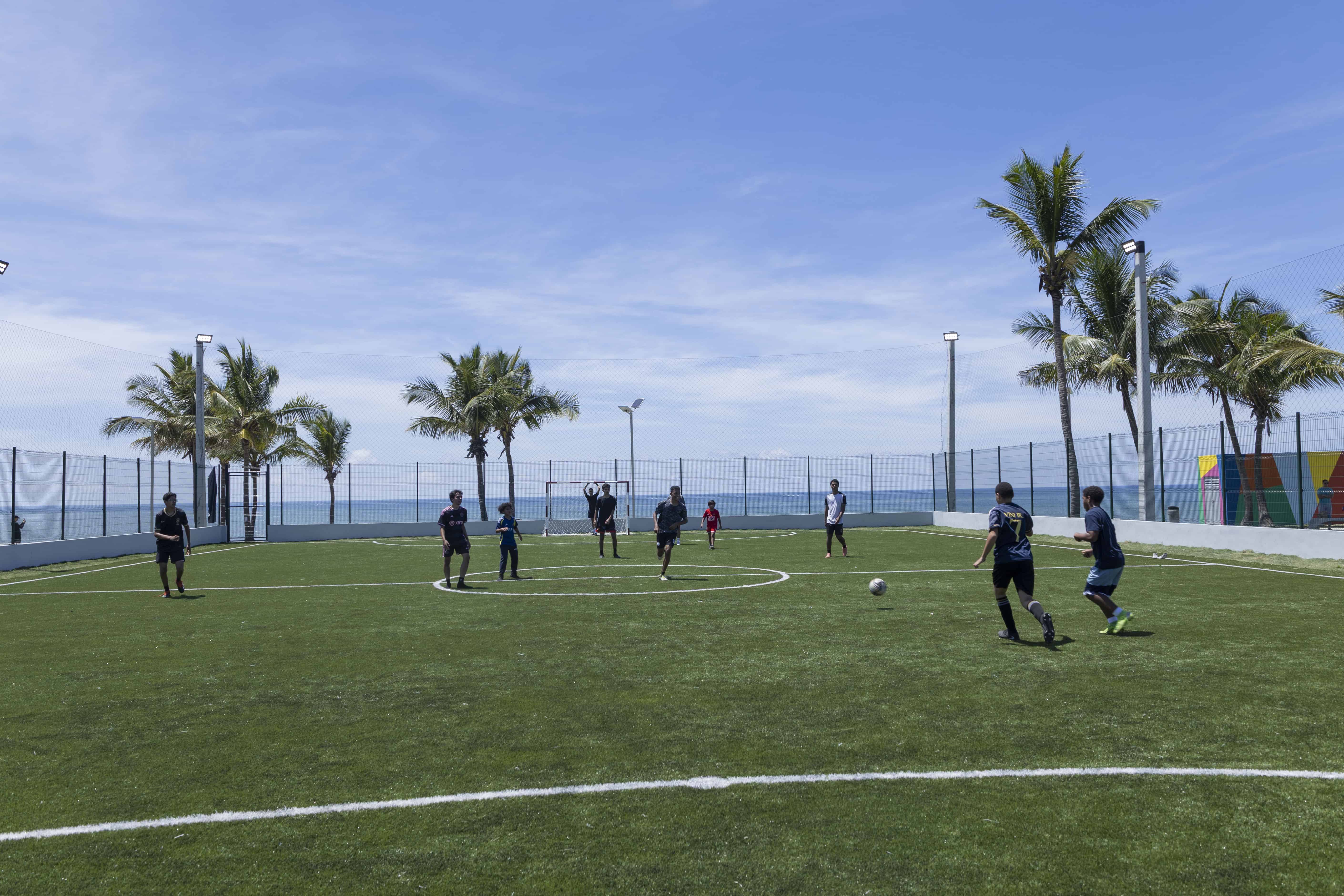 Jóvenes y adolescentes juegan fútbol en una de las canchas del Malecón Deportivo.