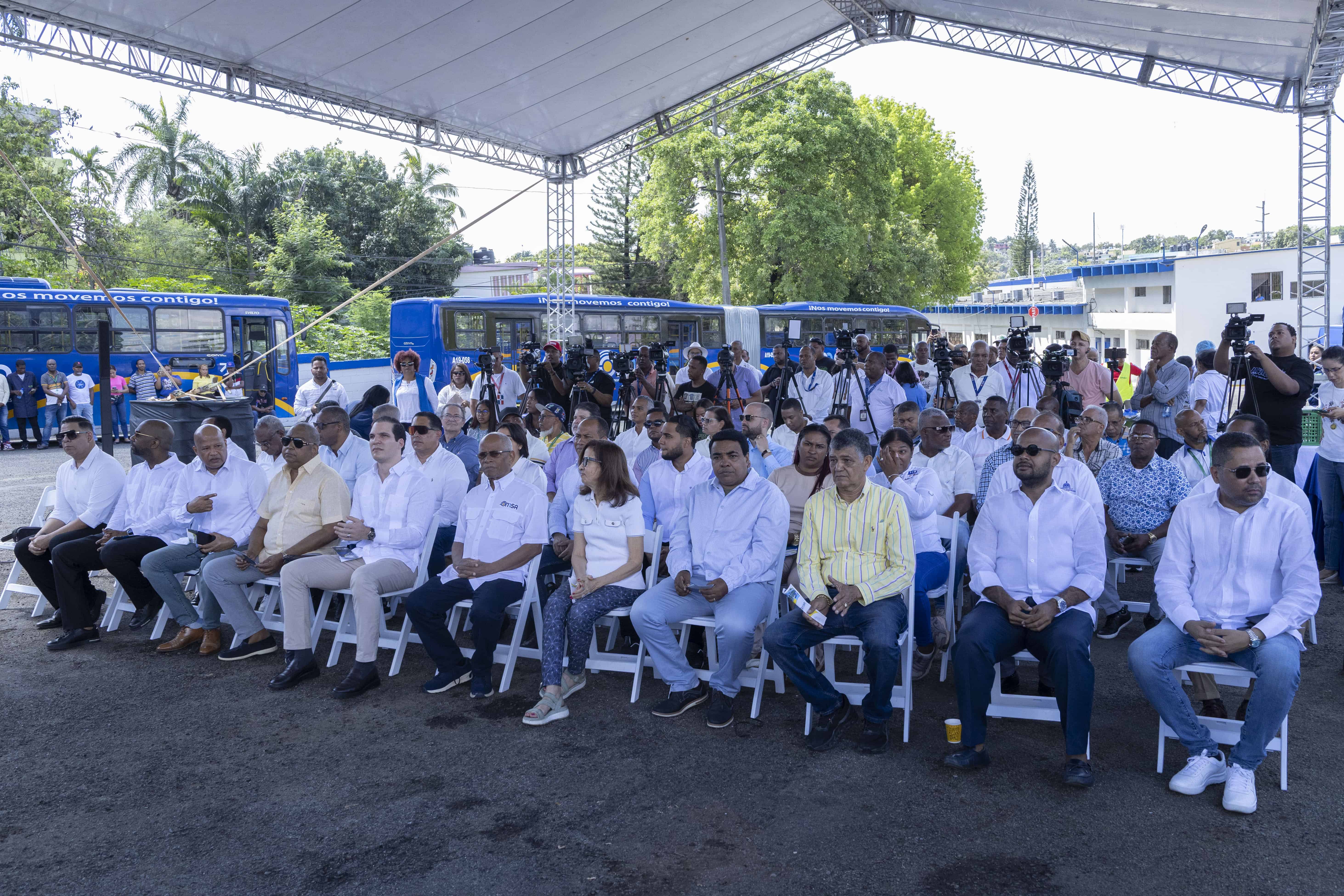 Participantes en el relanzamiento de la Omsa. 