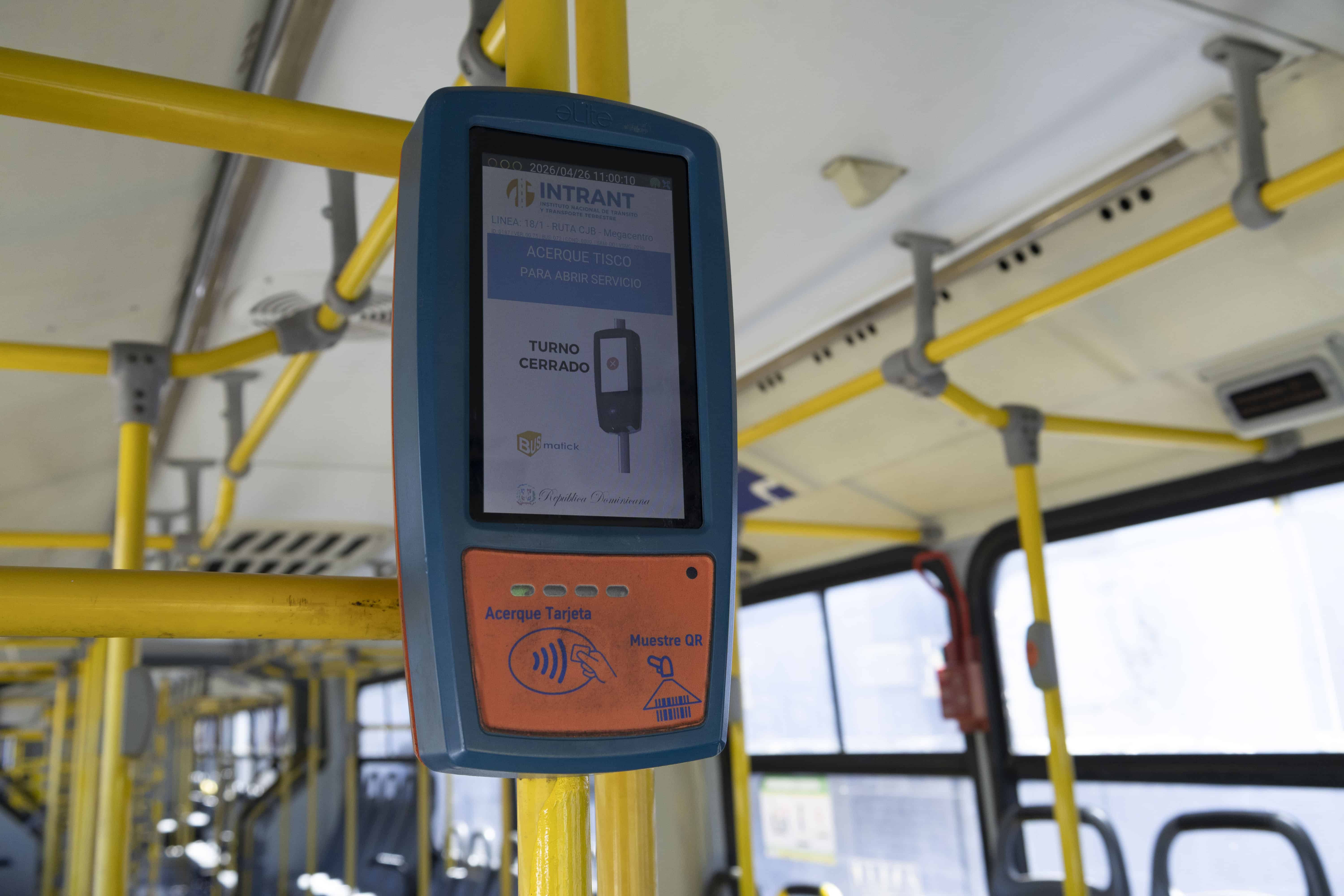 Los pasajeros ya no tendrán que utilizar dinero en efectivo, sino que pasan su tarjeta por el sistema integrado.&nbsp;