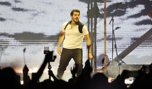 Sebasti&aacute;n Yatra deleita a Bogot&aacute; con la melod&iacute;a de su tour Entre tanta gente