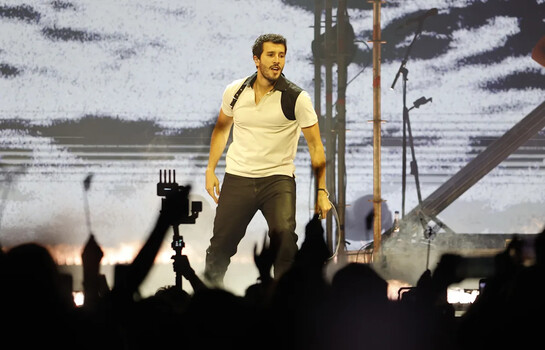Sebasti&aacute;n Yatra deleita a Bogot&aacute; con la melod&iacute;a de su tour Entre tanta gente