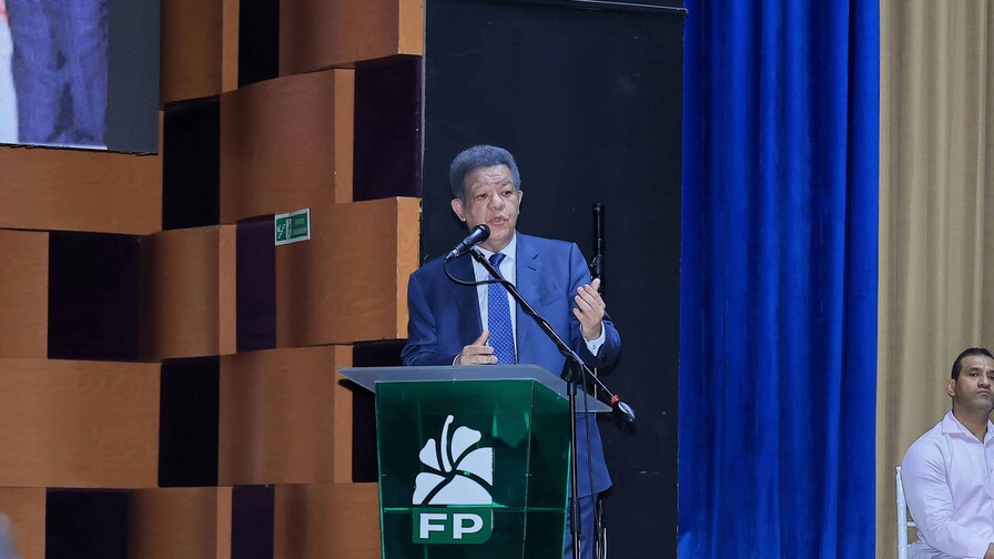 Leonel Fernández critica políticas educativas y alerta sobre crisis económica en RD