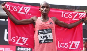 El keniano Sabastian Sawe bate el r&eacute;cord mundial de marat&oacute;n con 1h59:30