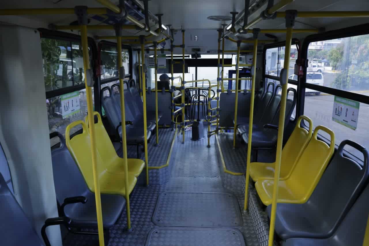 Interior de uno de los autobuses renovados&nbsp;del corredor 27 de Febrero.