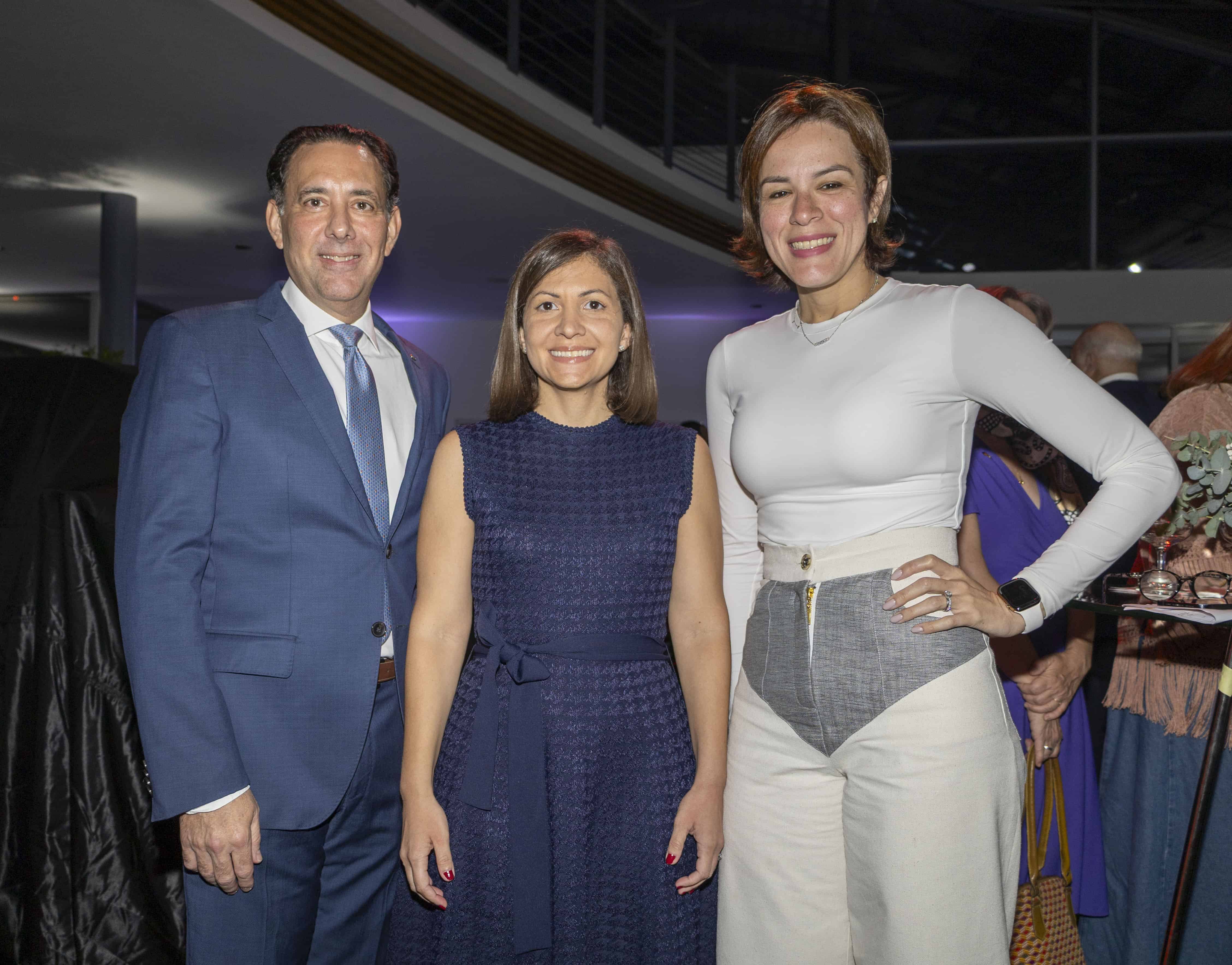 Jorge Asmar, Carla Frías y Eileen Jiménez. <br>