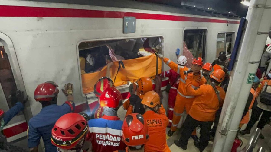 Choque de trenes en Yakarta deja al menos cuatro v&iacute;ctimas mortales