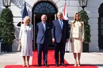 Trump recibe a Carlos III para tomar el t&eacute; y le muestra la nueva colmena de la Casa Blanca