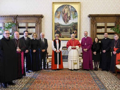 El papa recibe a la arzobispa de Canterbury y llama a la unidad