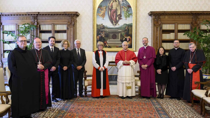 El papa recibe a la arzobispa de Canterbury y llama a la unidad ante un mundo que sufre