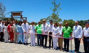 El Gobierno entrega renovado frente costero de Sos&uacute;a y plaza para vendedores