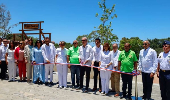 El Gobierno entrega renovado frente costero de Sos&uacute;a y plaza para vendedores