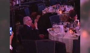 Un invitado se hace viral por seguir comiendo tras el tiroteo en la cena de corresponsales