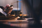 Justicia alemana exime a un repartidor que se subi&oacute; a un Porsche huyendo de perros de pagar multa