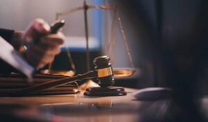 Justicia alemana exime a un repartidor que se subió a un Porsche huyendo de perros de pagar multa