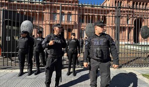 Periodistas siguen sin acceso a sede del gobierno argentino y la Iglesia pide diálogo