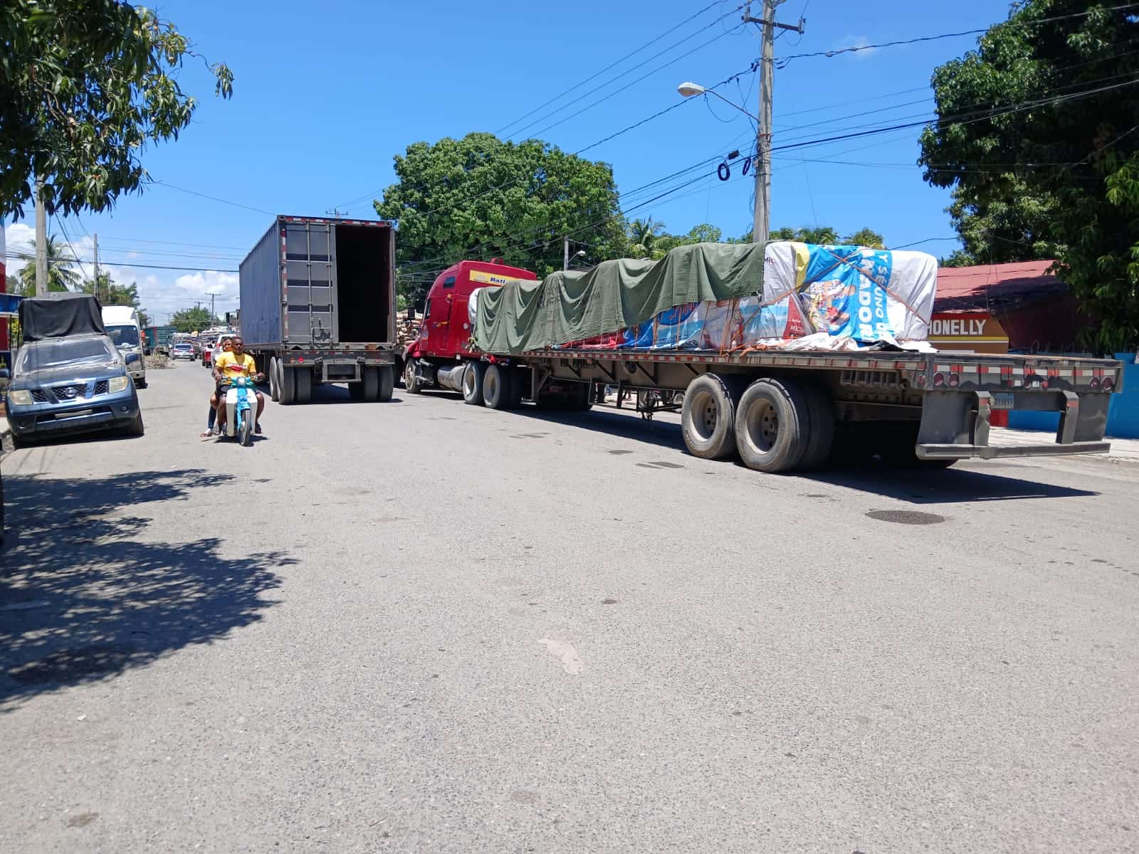 Congestionamiento vehicular en Dajab&oacute;n.
