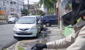 Aceras de la Zona Universitaria y el ensanche La Julia se han convertido en parqueos p&uacute;blicos