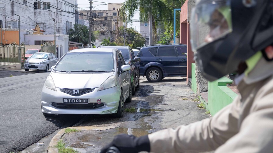 Aceras de la Zona Universitaria y el ensanche La Julia se han convertido en parqueos públicos