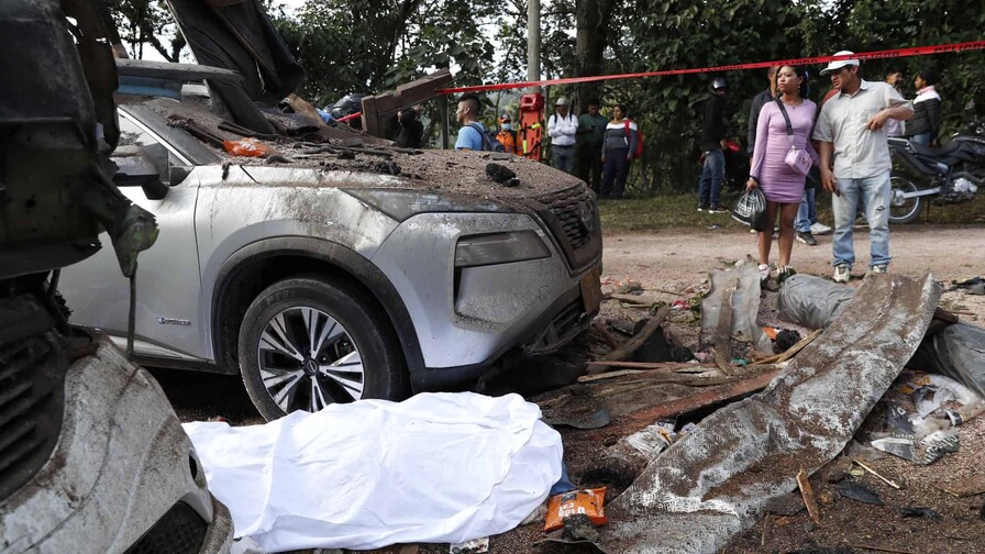 Petro pide investigar si explosivos del atentado en la Panamericana llegaron desde Ecuador