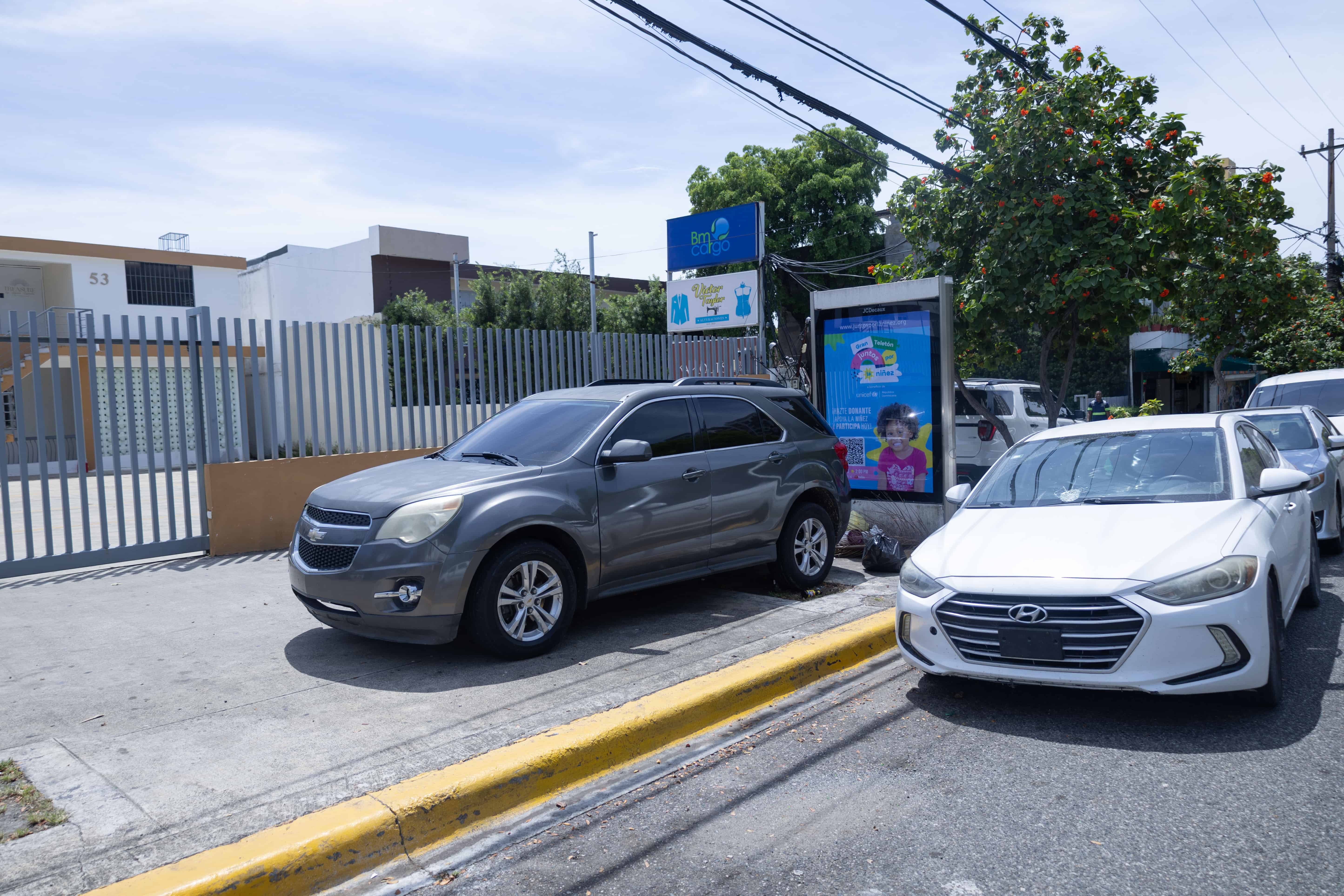 Autos estacionados en las aceras de la avenida 27 de Febrero.