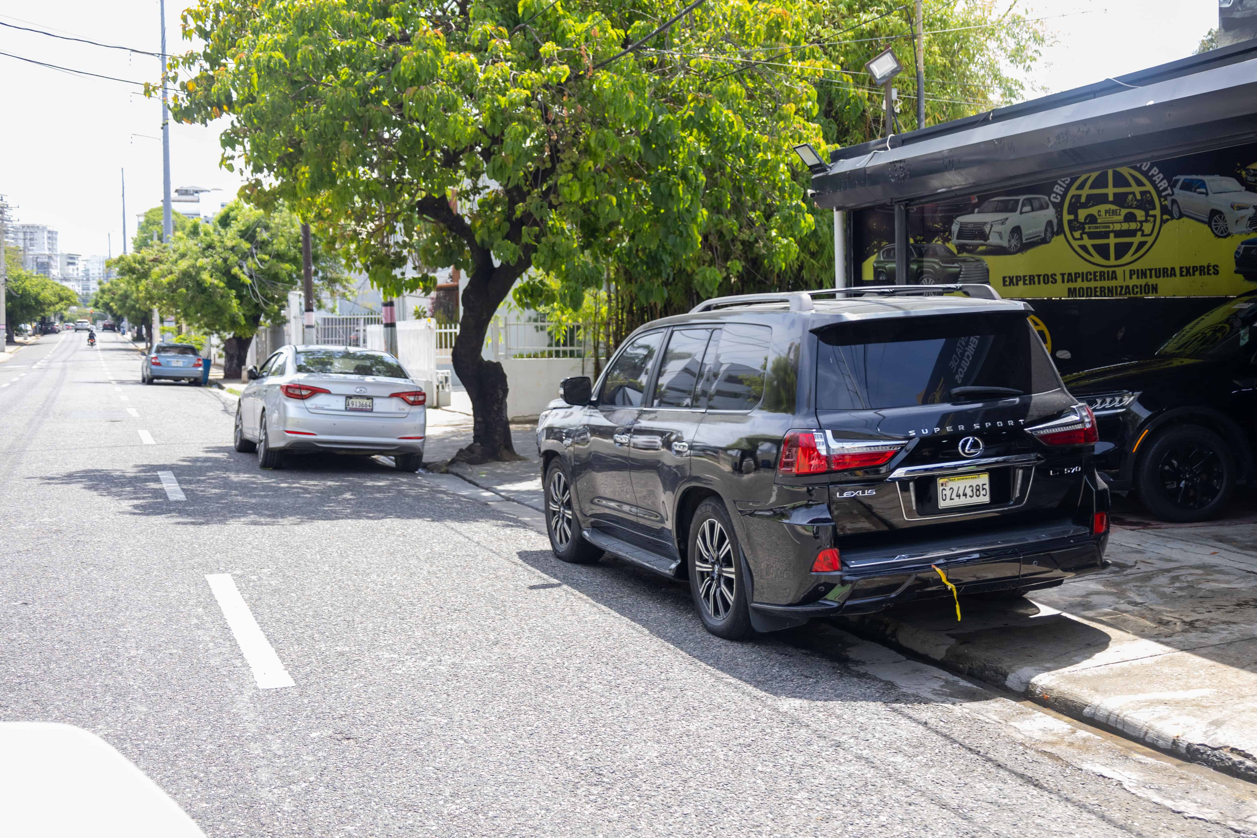 Autos estacionados en las aceras de la avenida José Contreras.