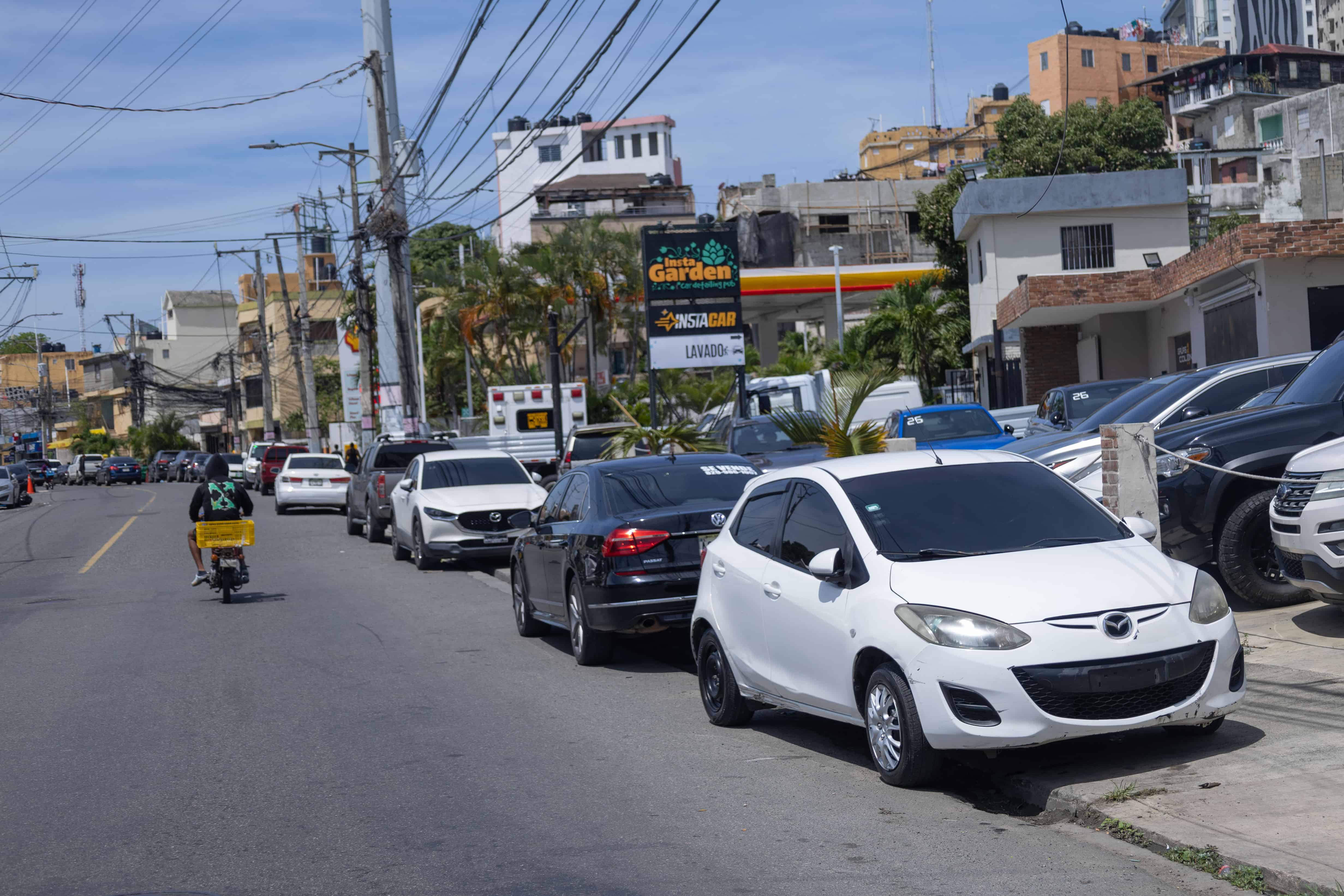 Autos estacionados en las aceras de la avenida José Contreras.