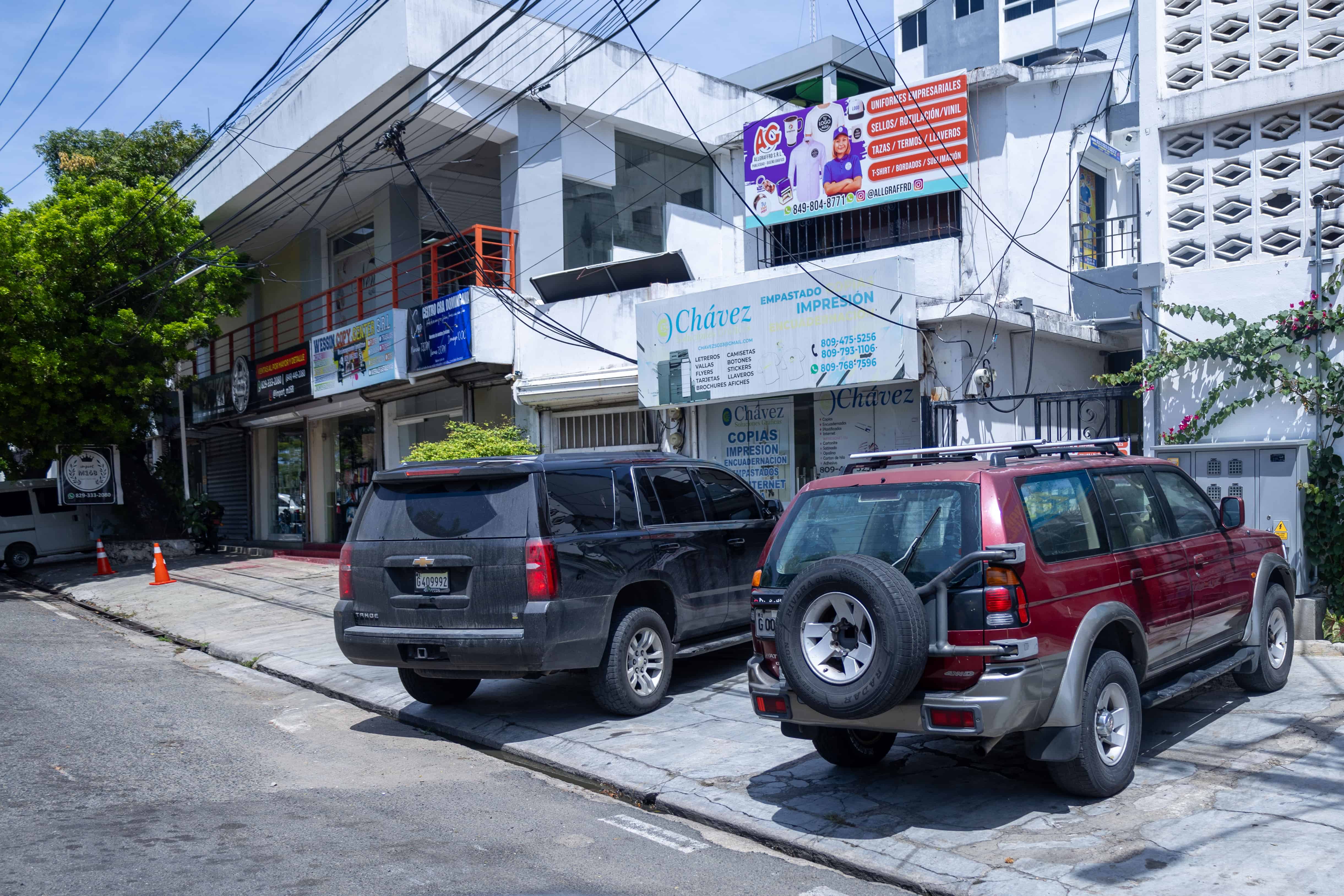 Autos estacionados en las aceras de la Zona Universitaria.