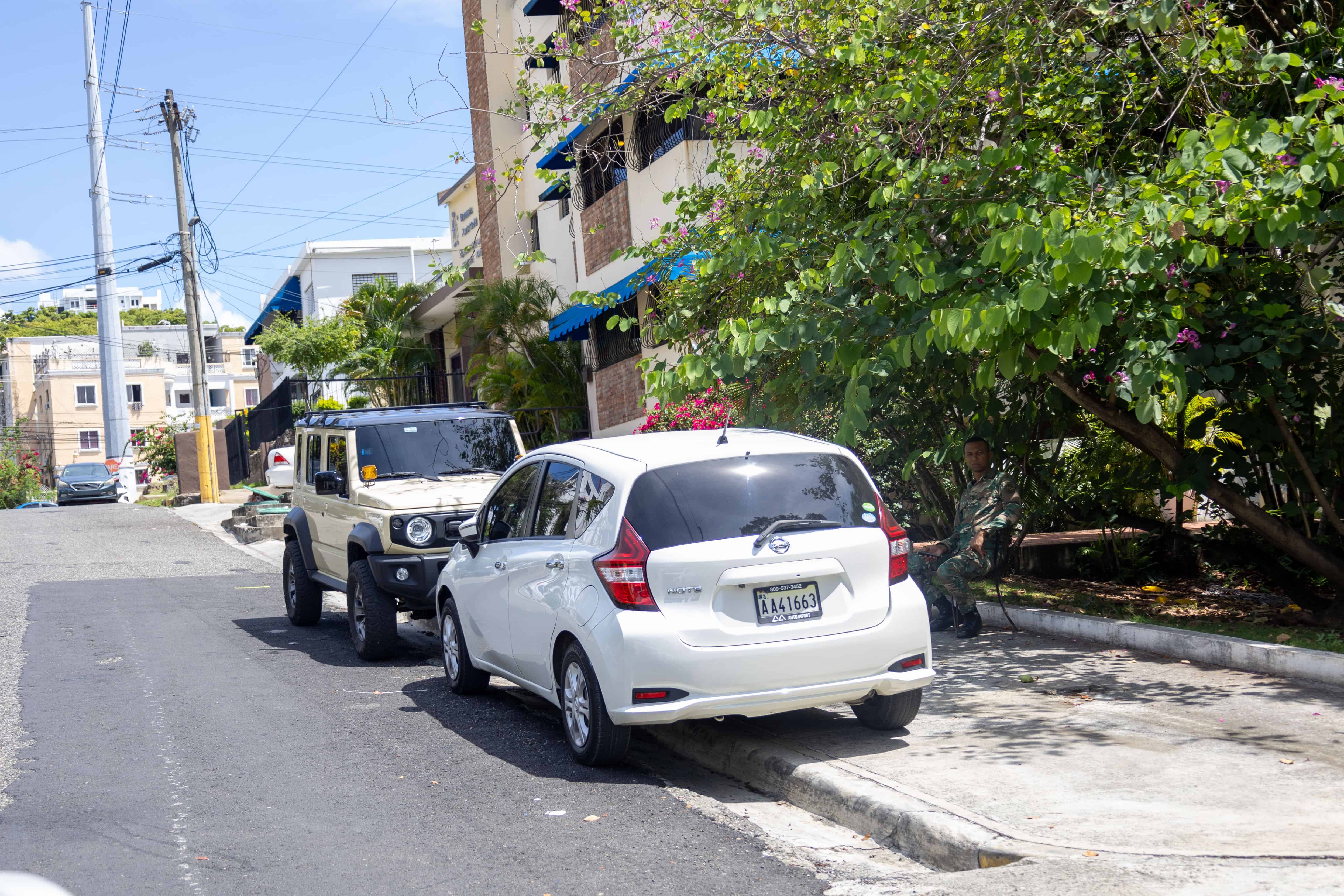 Autos estacionados en las aceras de la calle Paseo de los Médicos.