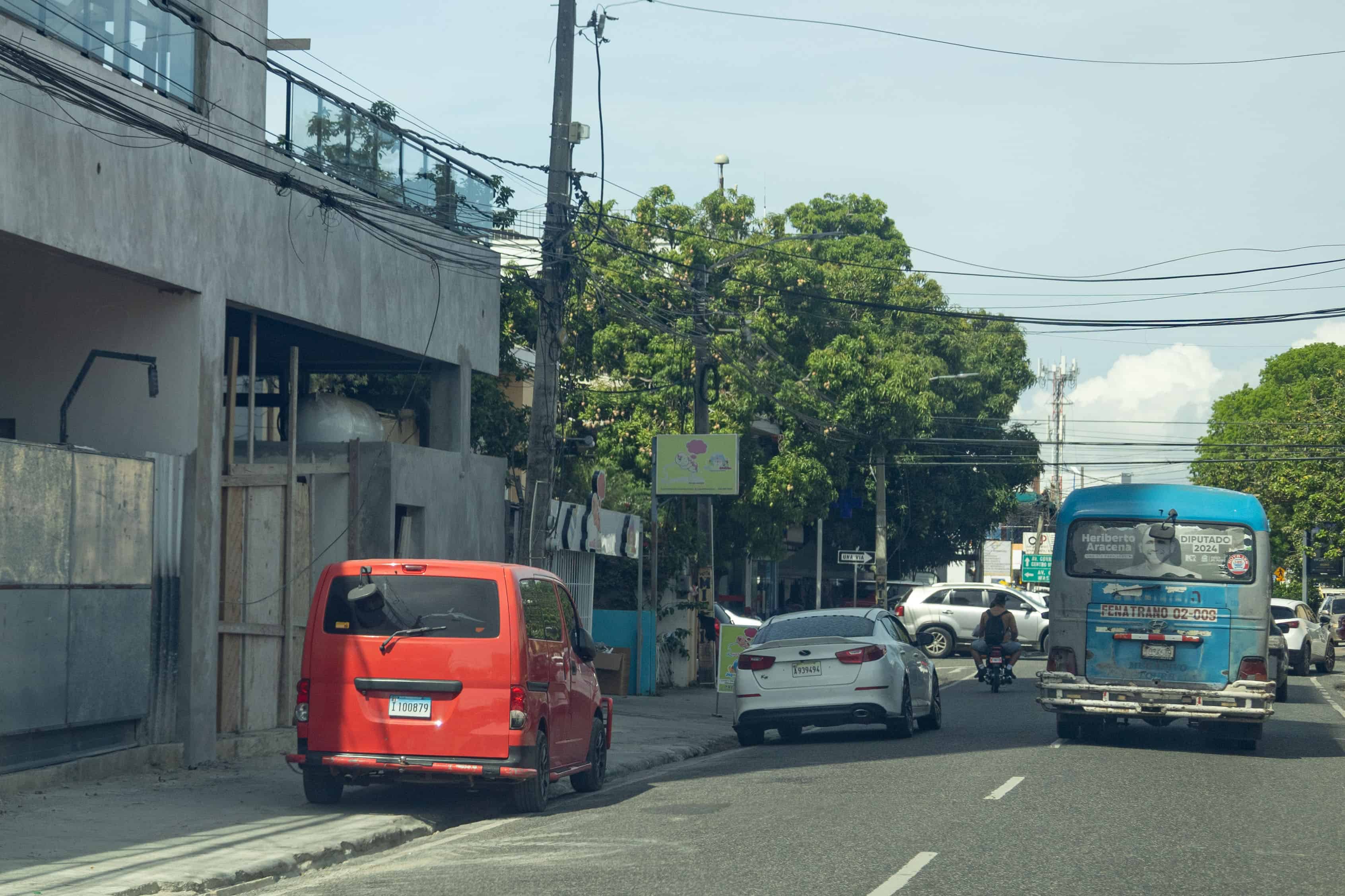 Autos estacionados en las aceras de la Zona Universitaria.