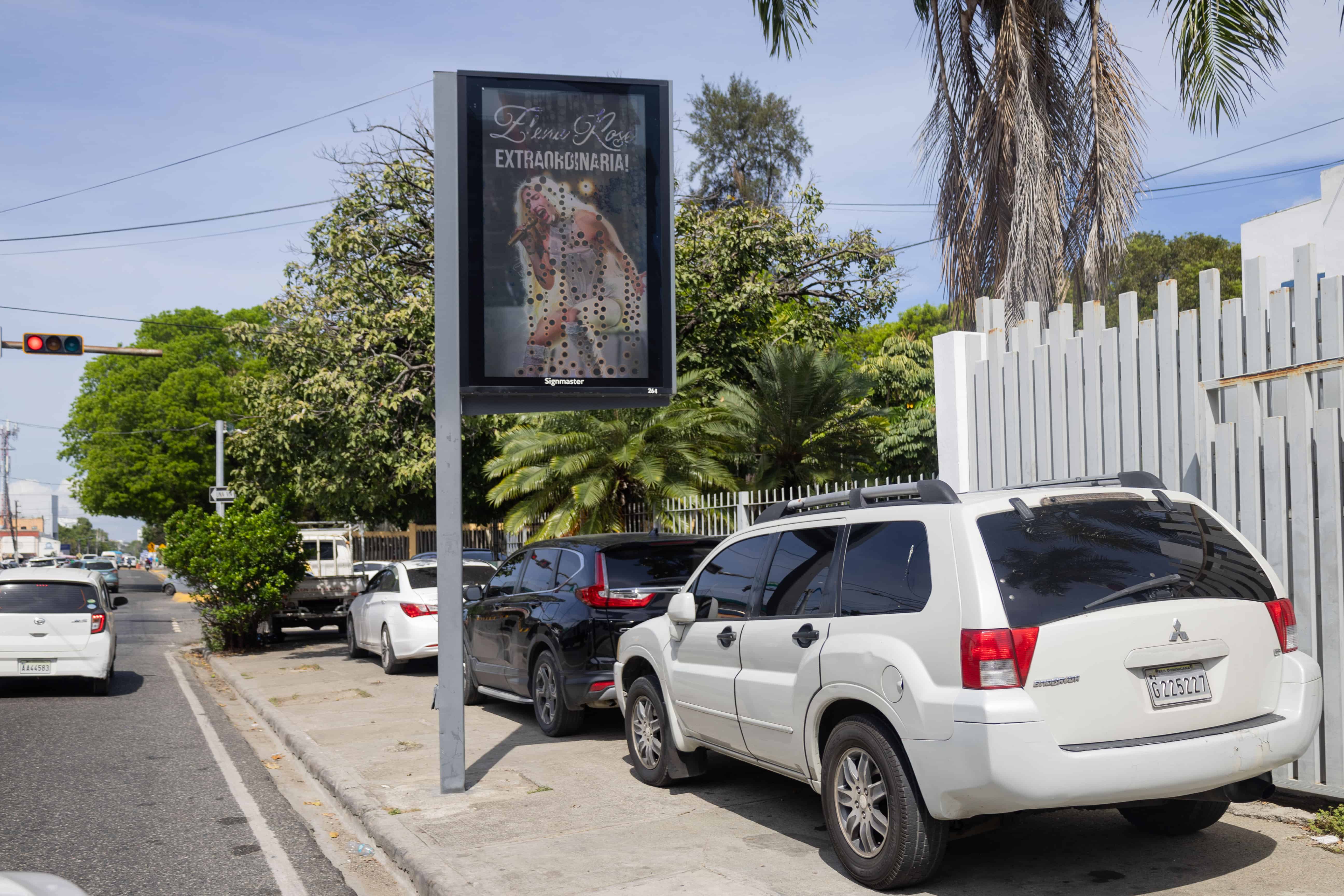 Autos estacionados en las aceras de la avenida Correa y Cidrón.