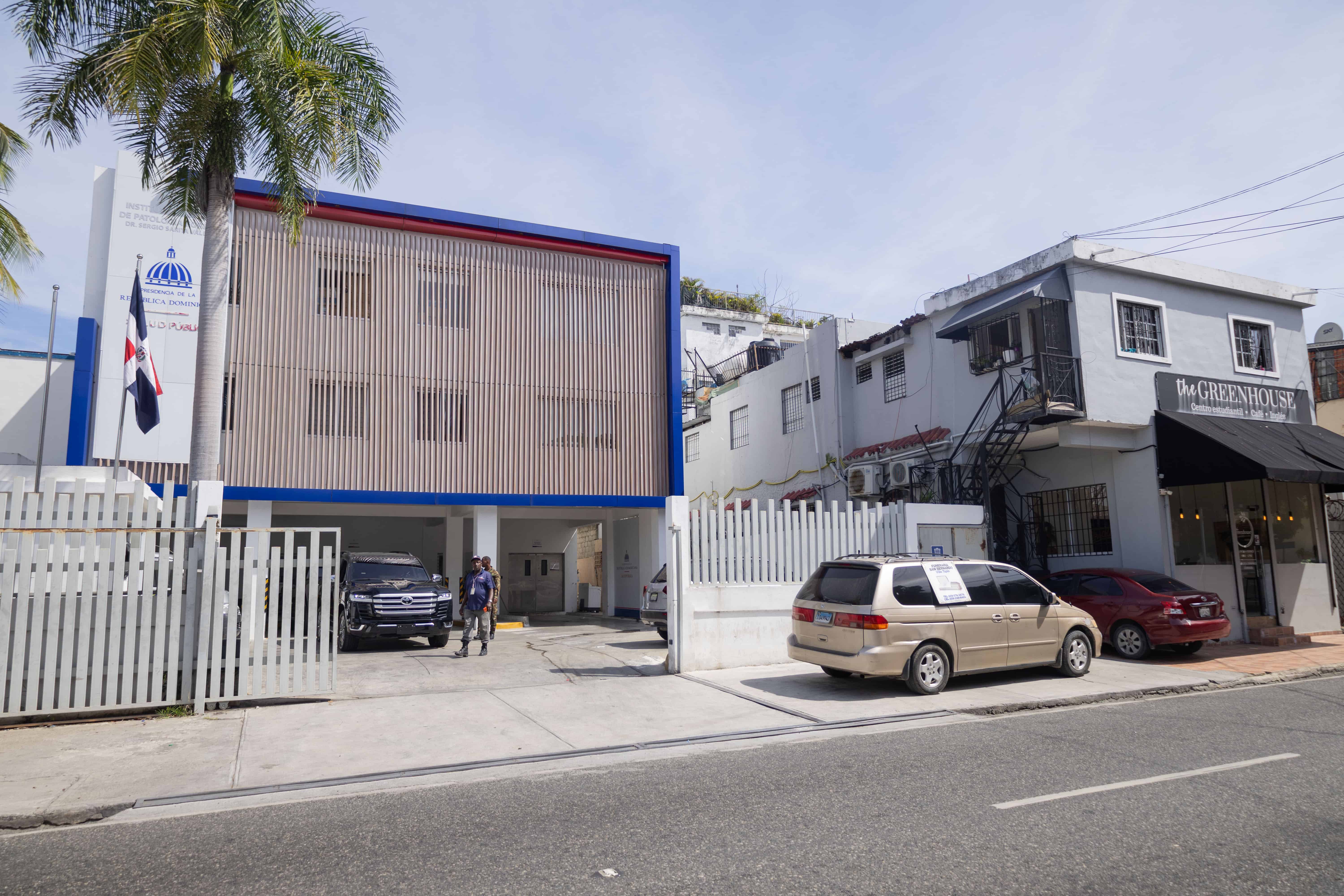 Autos estacionados en las aceras de la avenida Correa y Cidrón.