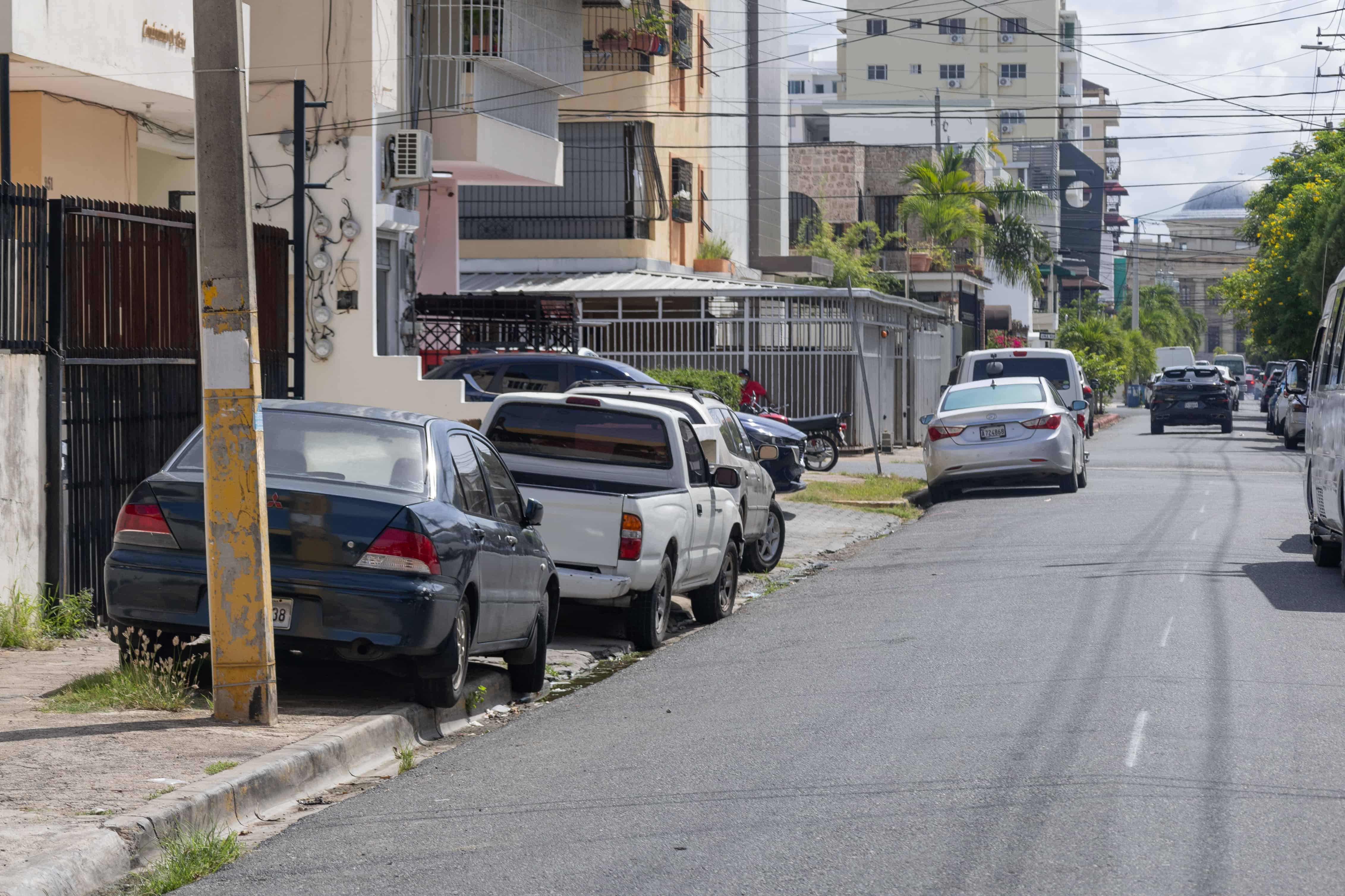 Autos estacionados en las aceras de la calle Benigno Filomeno de Rojas.