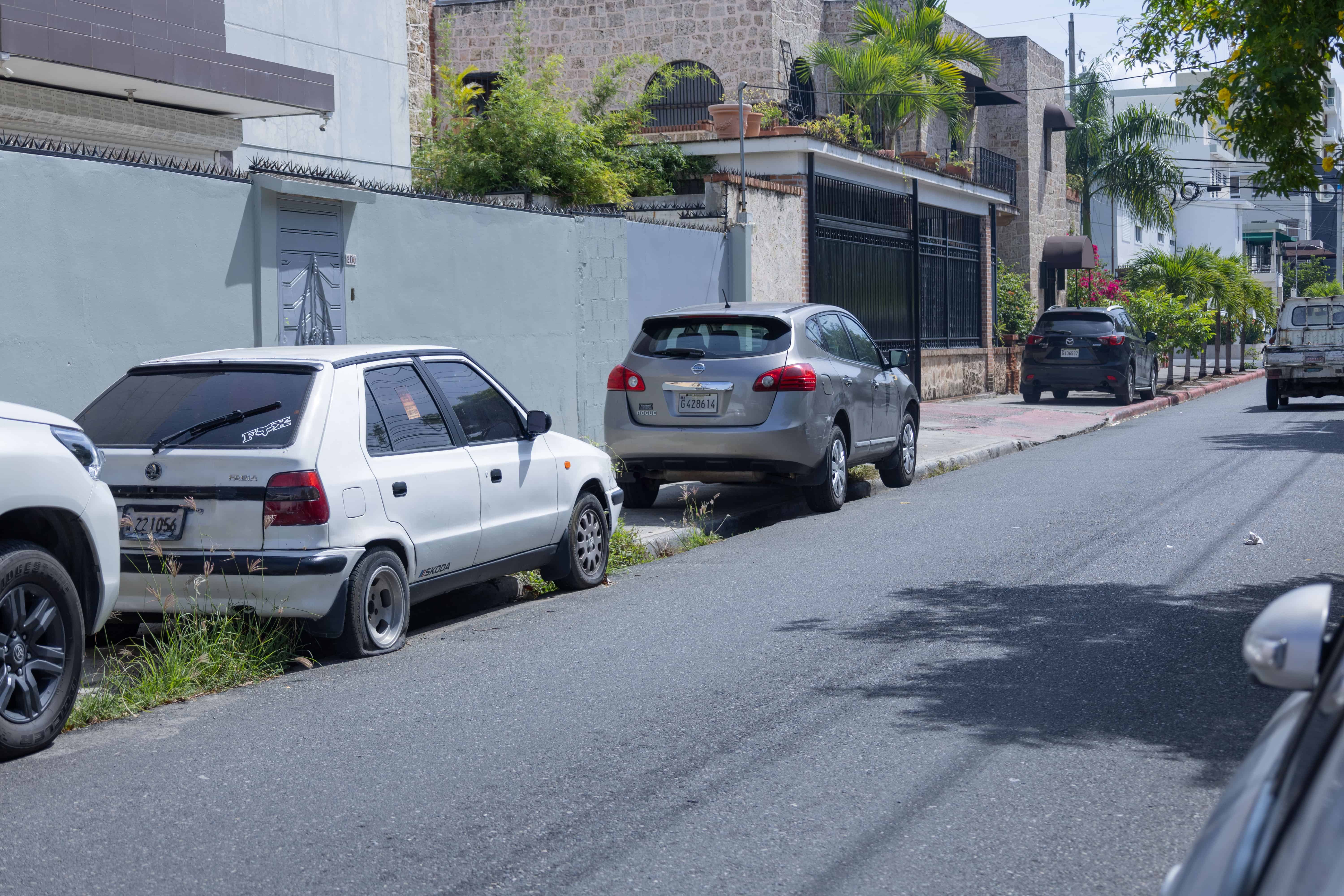 Autos estacionados en las aceras de la calle Benigno Filomeno de Rojas.