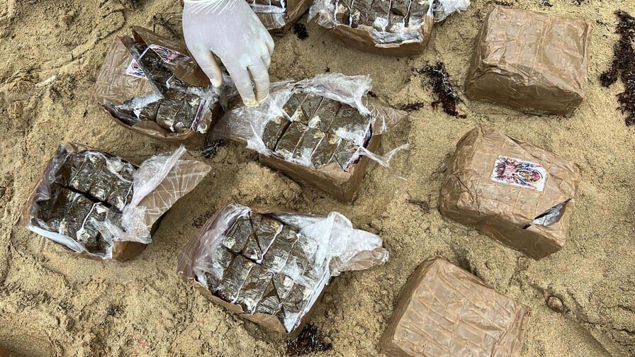 Las autoridades decomisan 19 pacas de hach&iacute;s en Miches