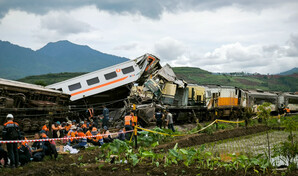 Elevan a siete los muertos tras la colisi&oacute;n de dos trenes a las afueras de Yakarta