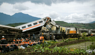 Elevan a siete los muertos tras la colisi&oacute;n de dos trenes a las afueras de Yakarta