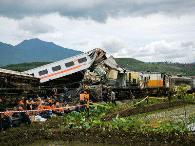 Elevan a 7 los muertos tras colisión de dos trenes en Yakarta