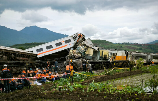Elevan a siete los muertos tras la colisi&oacute;n de dos trenes a las afueras de Yakarta